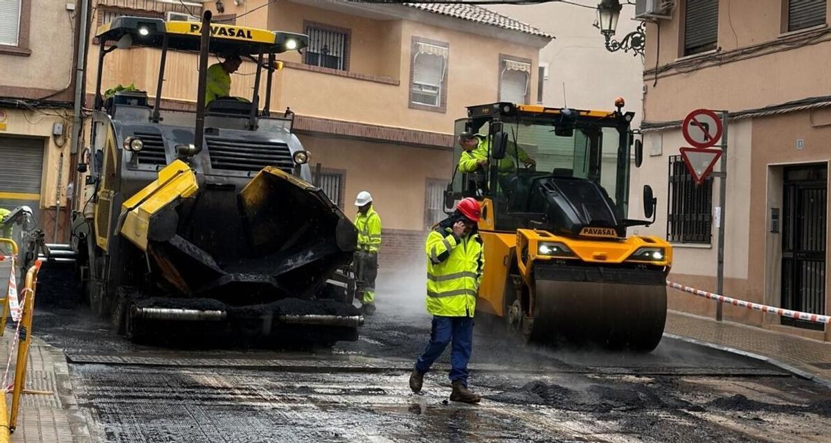Asfaltado de una calle en Paterna.