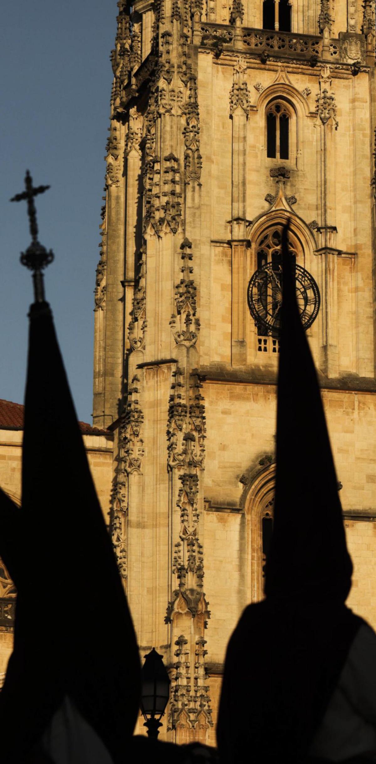 Un paso en una edición anterior de la Semana Santa de Oviedo.| | IRMA COLLÍN