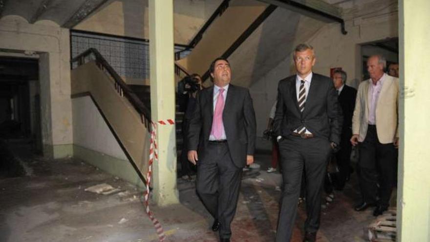 El alcalde y el conselleiro de Presidencia, en su visita al interior de la fábrica la pasada semana. / fran martínez