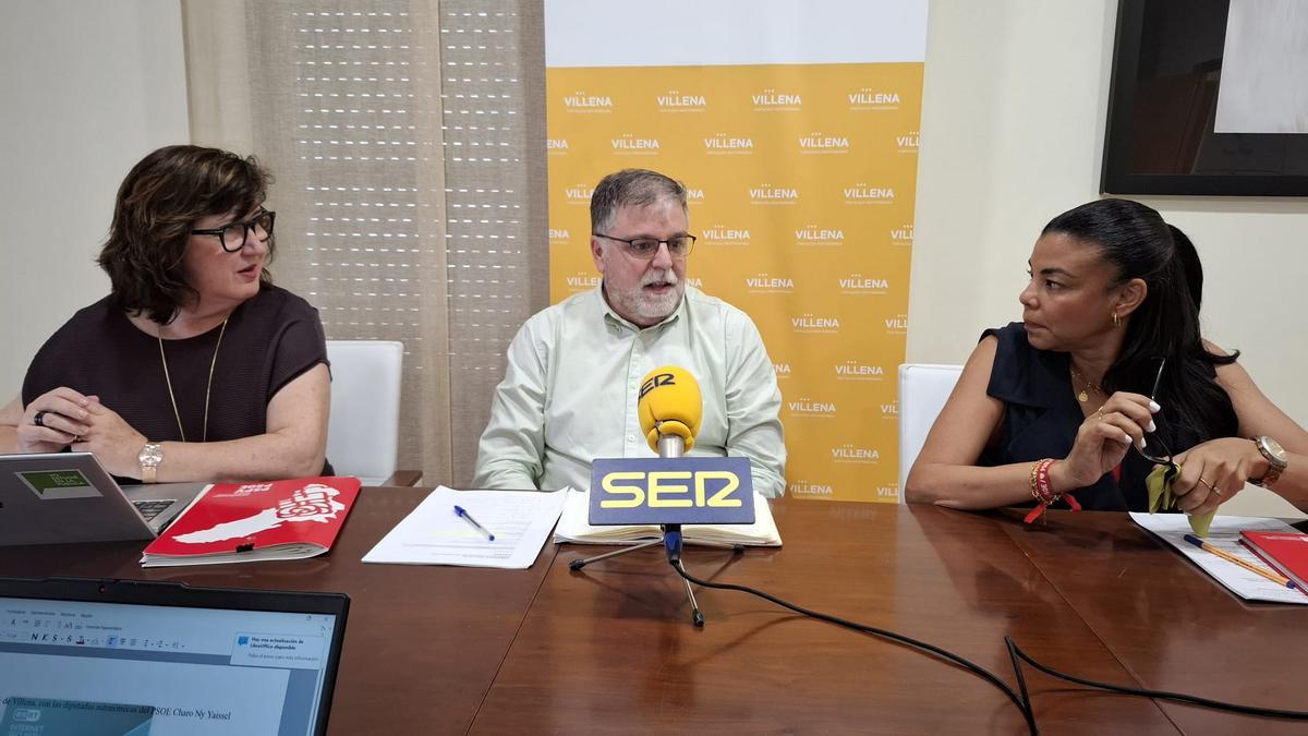 El alcalde de Villena, entre las diputadas autonómicas Navalón y Sánchez