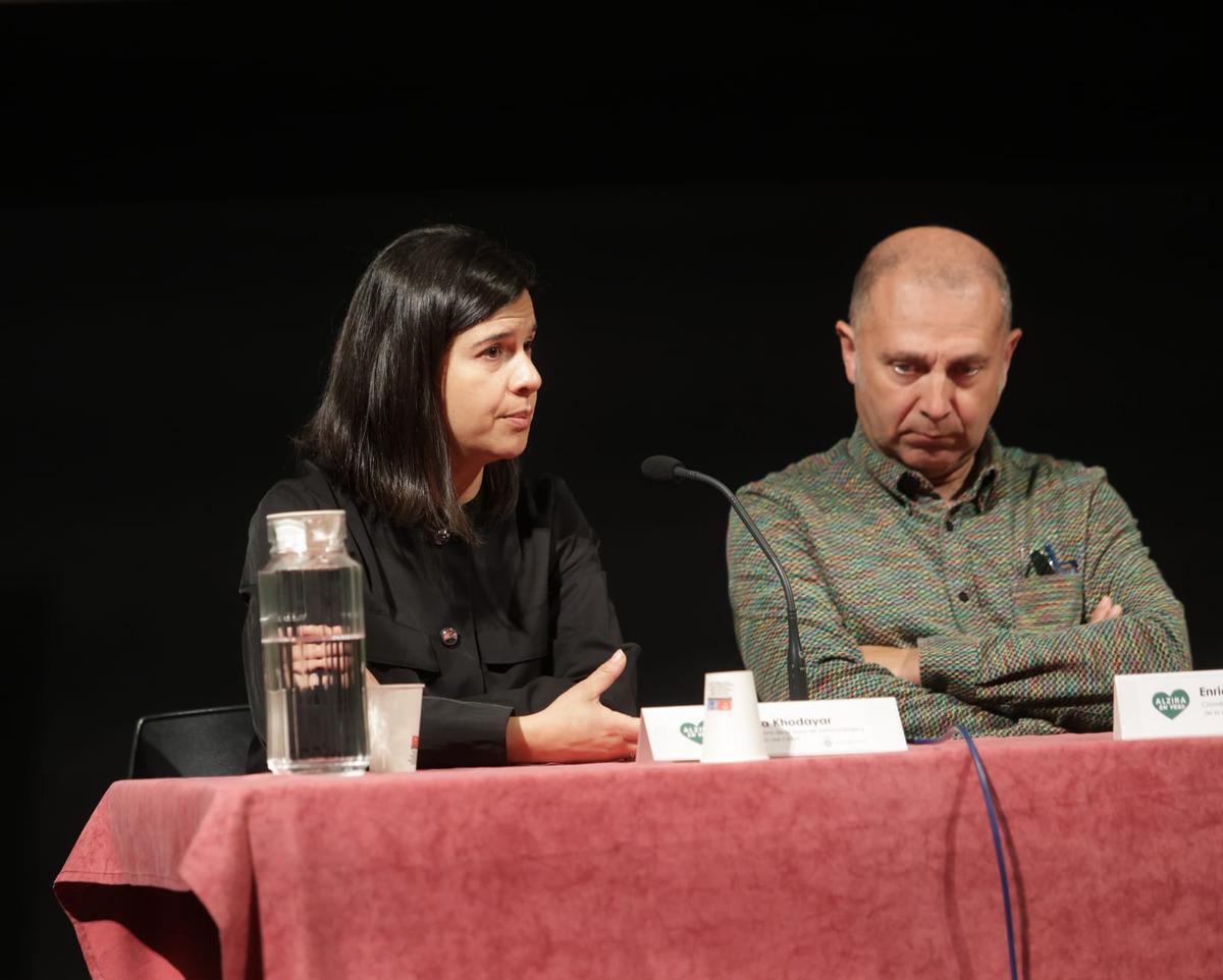 Samira Khodayar y Enrique Moltó, en la mesa redonda celebrada en la casa de la cultura de Alzira.