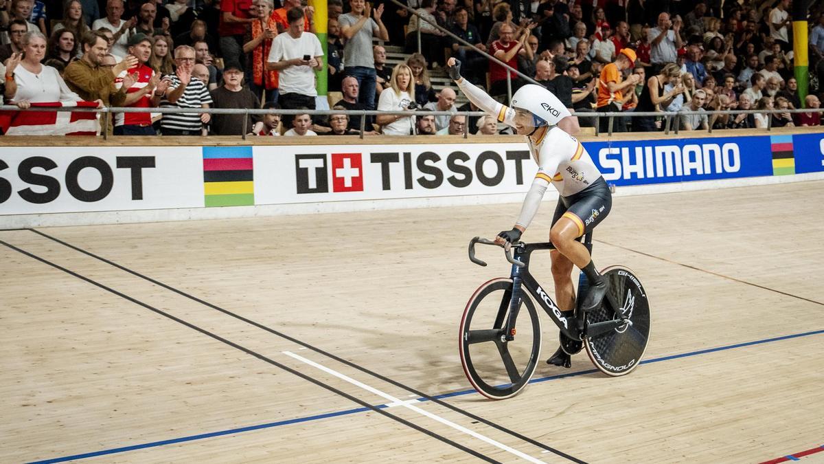 Mora celebra su campeonato del mundo nada más finalizar la prueba.