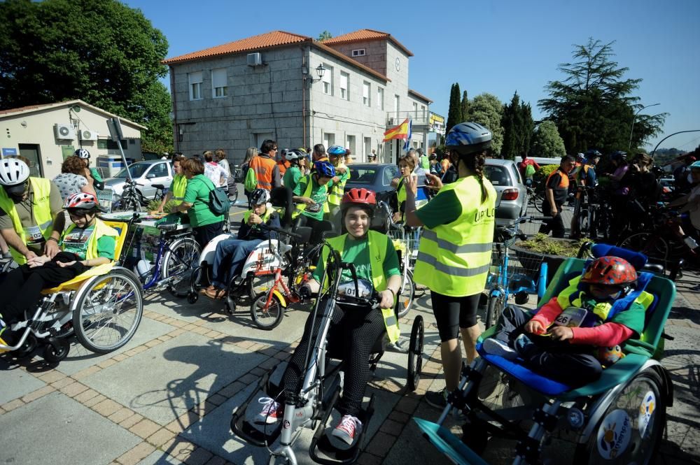 Una veintena de trabajadores y usuarios de la asociación Amencer, de personas con parálisis cerebral, participaron ayer en la Festa da Bicicleta de Ribadumia.