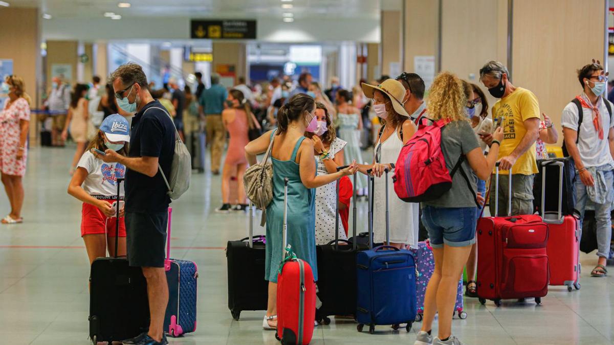 Turistas en el aeropuerto de Eivissa el pasado verano. | TONI ESCOBAR