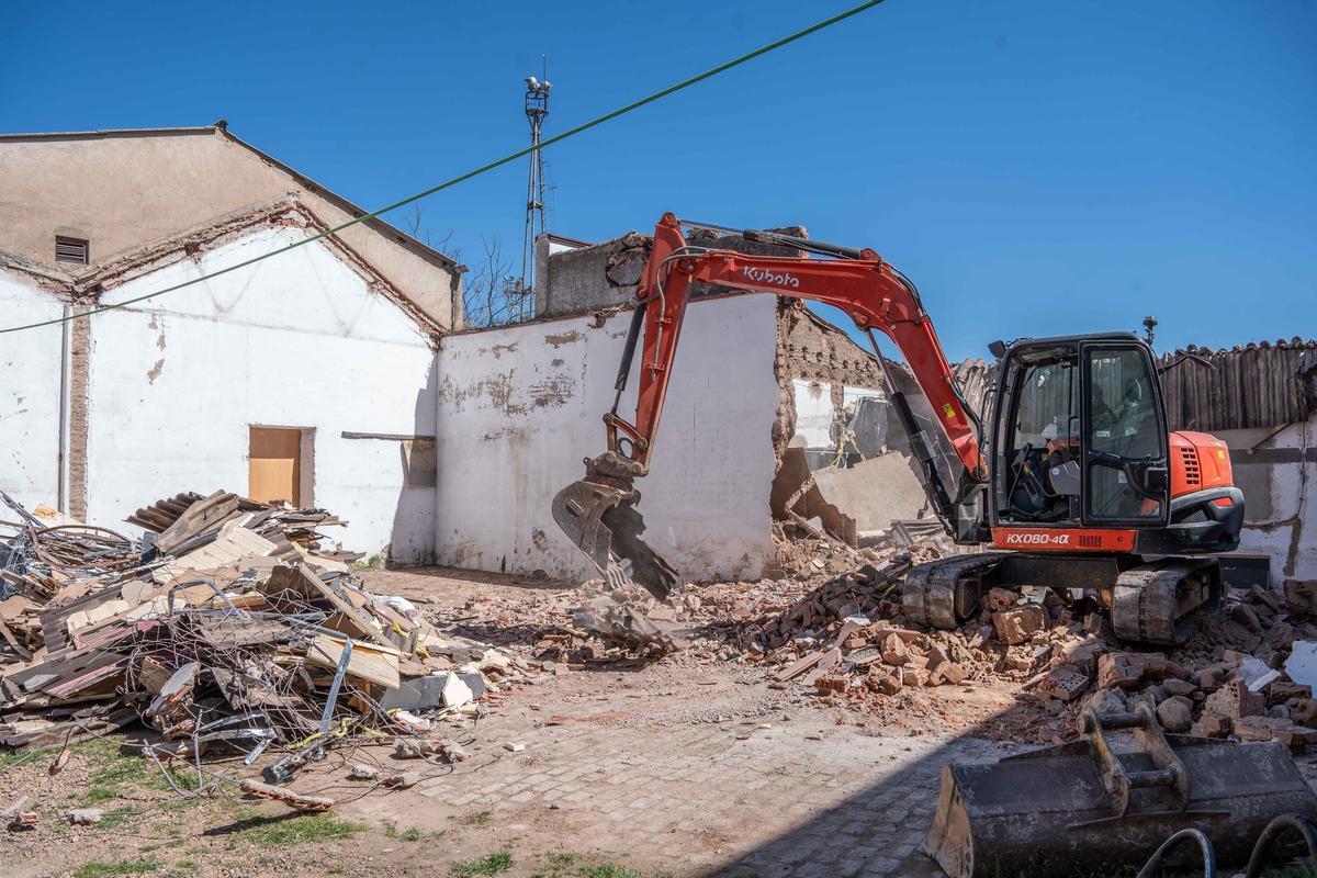 Trabajos de derribo del muro junto a la Basílica de Santa Eulalia en la capital extremeña.