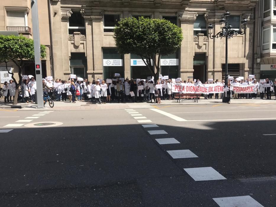 Los médicos en huelga se concentraron ante sus centros de salud