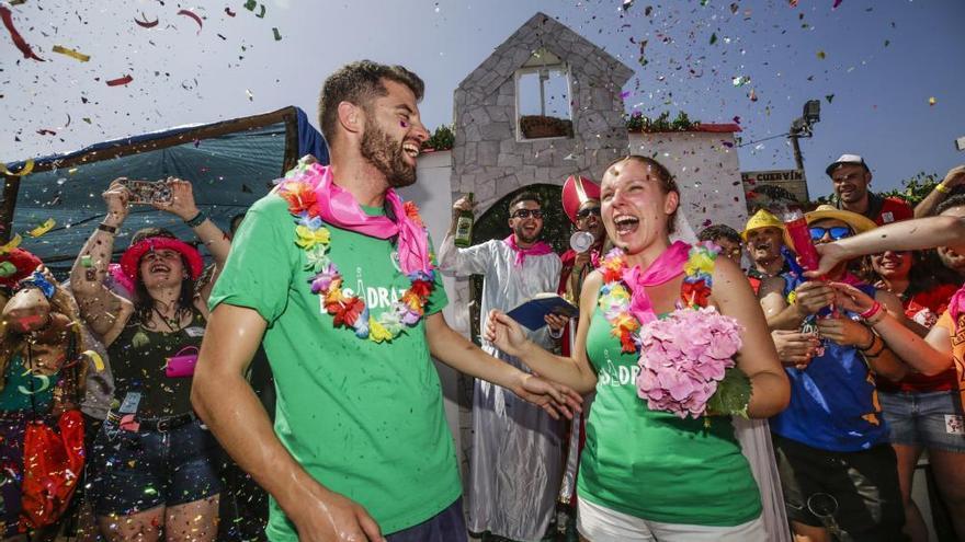 José Alonso y Llara Menéndez se dan el &quot;sí, quiero&quot; frente a su caseta, con forma de iglesia.