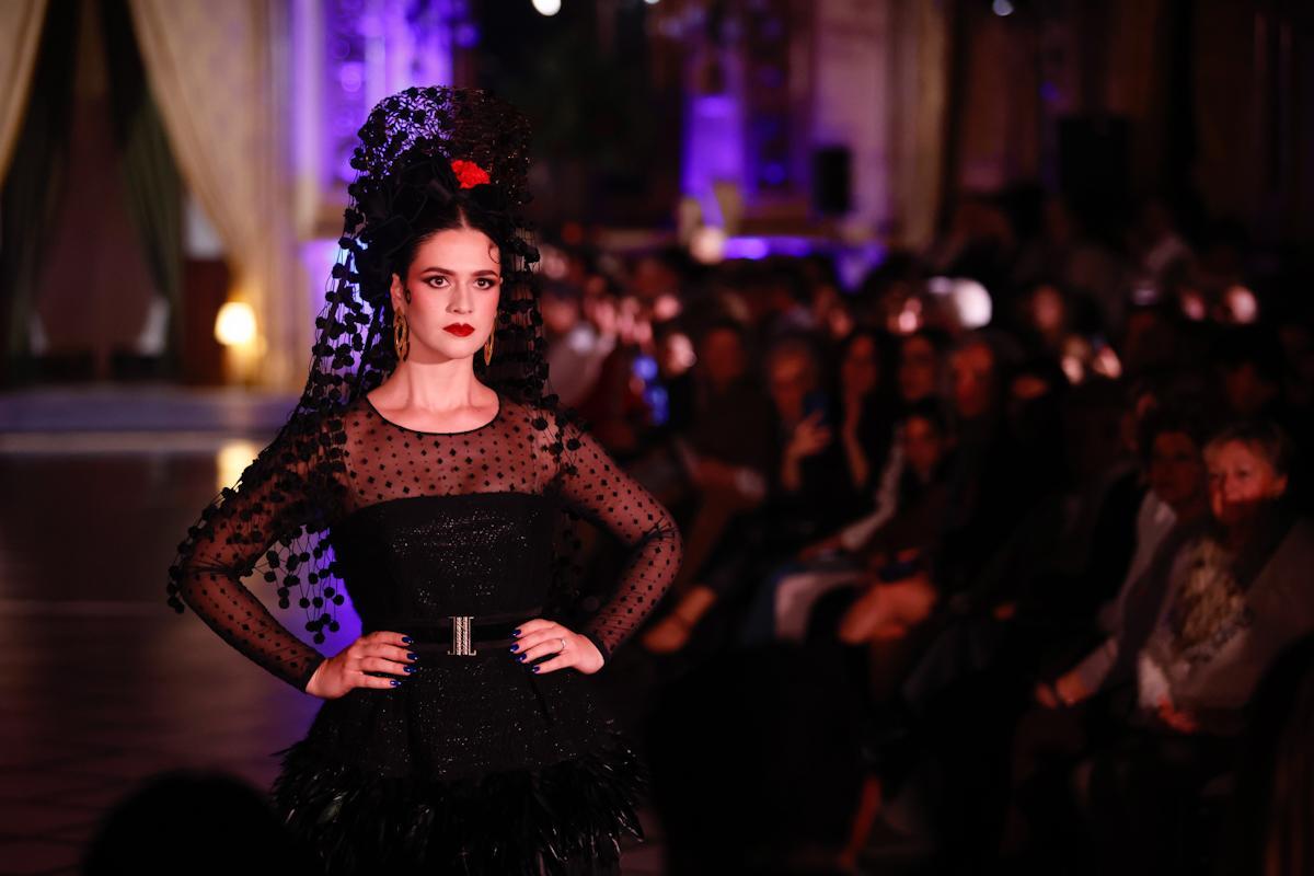 Desfile solidario de Alcer Córdoba en el Círculo de la Amistad