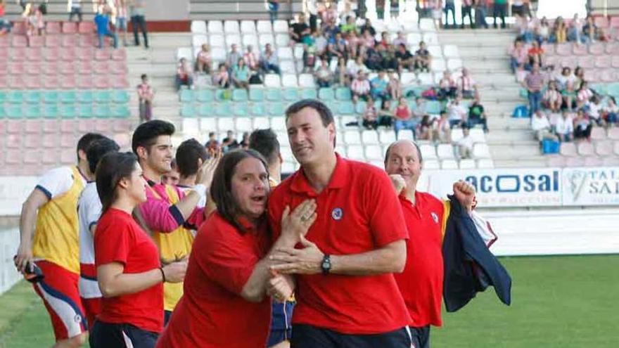 Unai Jáuregui recibe felicitaciones de su cuerpo técnico.