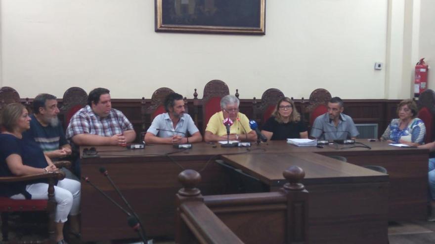 Miembros del equipo de gobierno de Alcúdia, durante un acto en la sala de plenos.