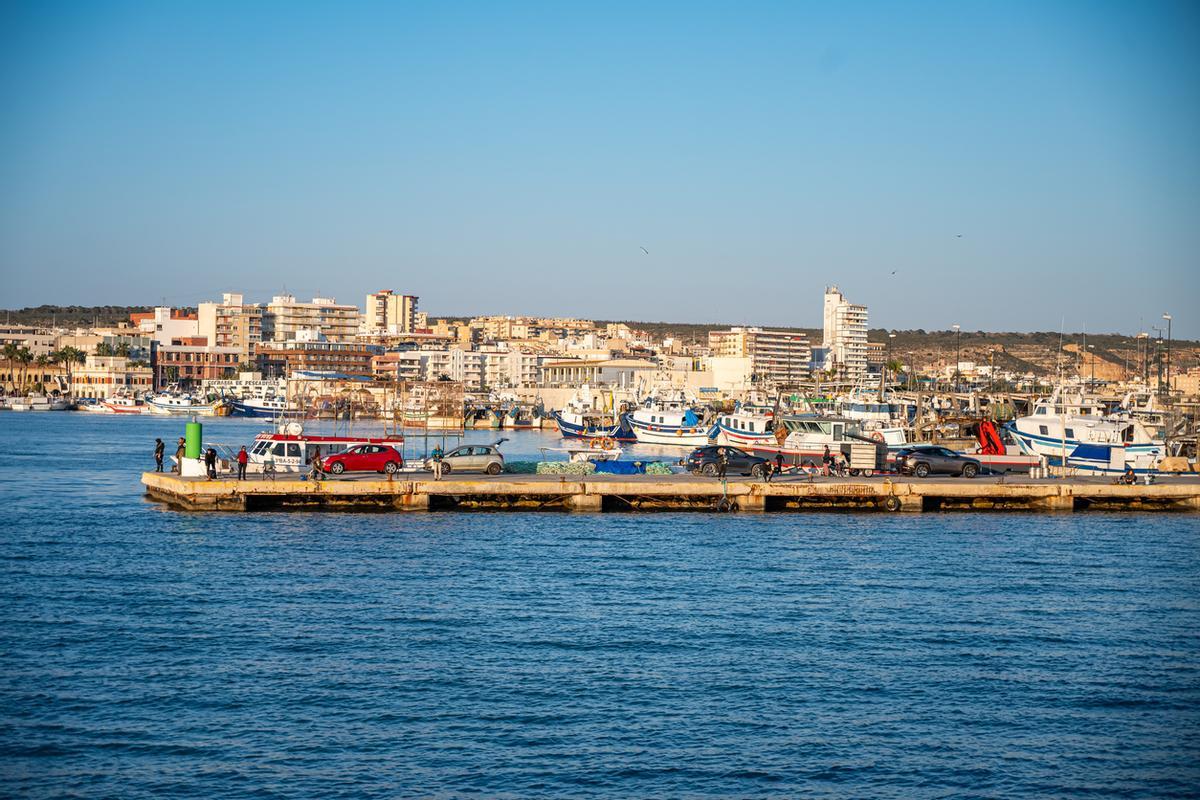 Santa Pola desde un barco turístico en el mar Mediterráneo