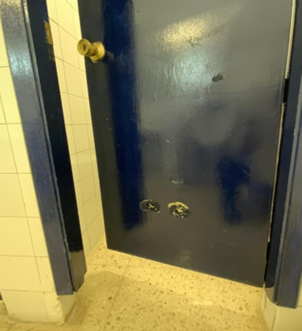 Estado de una puerta de los baños