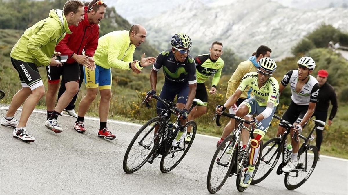 Alberto Contador, en el centro, junto a Nairo Quintana y Omar Fraile, a la derecha, durante la ascensión a los Lagos