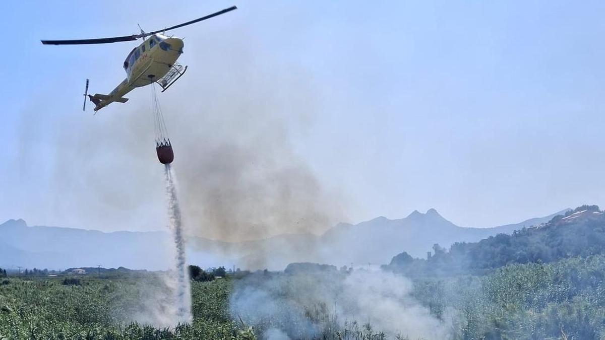 Imagen de archivo de las labores de extinción en un incendio de la Marina Alta