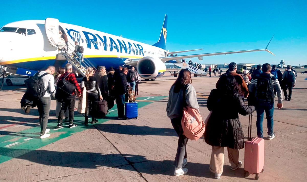 Un avión de Ryanair en el Aeropuerto de Sevilla.