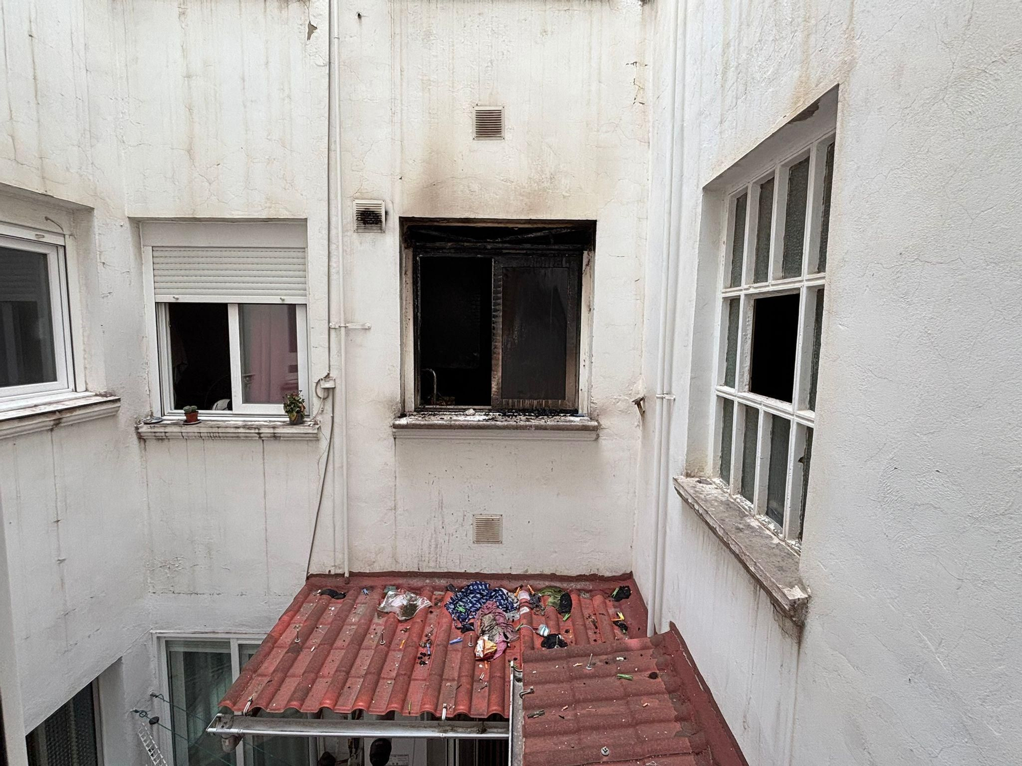 En imágenes | Herido grave un niño de 5 años en un incendio en una vivienda en Zaragoza