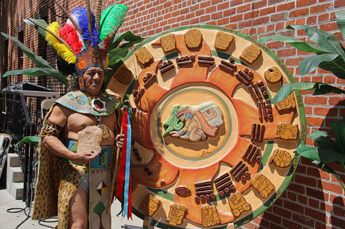 Manuel Xicum, sacerdot maia de Yucatán (Mèxic), fa un ritual de benedicció i purificació per a la comunitat immigrant, en un acte celebrat a Los Angeles (EUA).