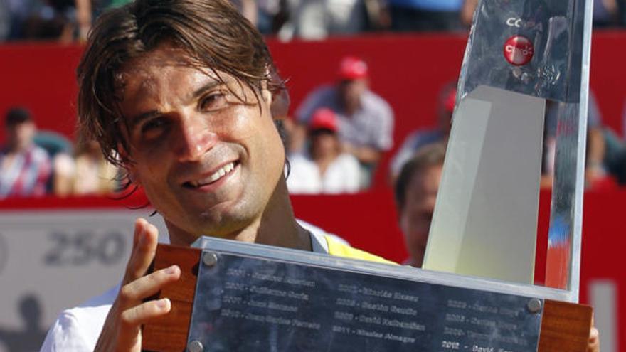 David Ferrer, con su trofeo.