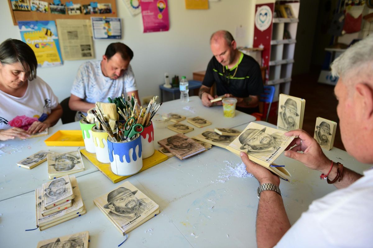 Usuarios de Sorapán de Rieros en Plasencia, elaborando las libretas con la imagen del líder de Marea.