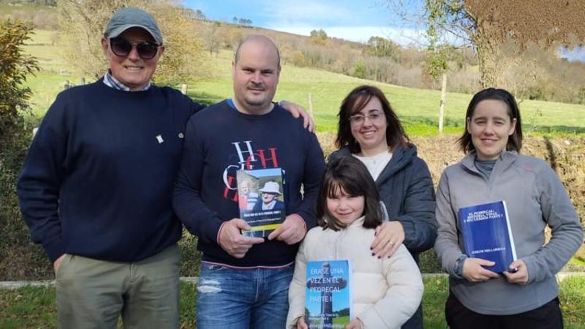 Por la izquierda, Joseph Millariega, Jacinto García y Karina Peláez con Carlota y Ana Isabel Fernández, con el libro.