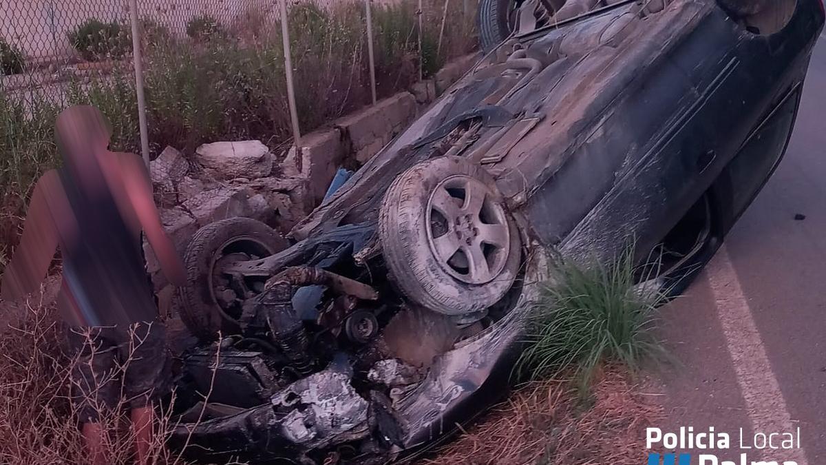 El coche volcado en Son Banya.