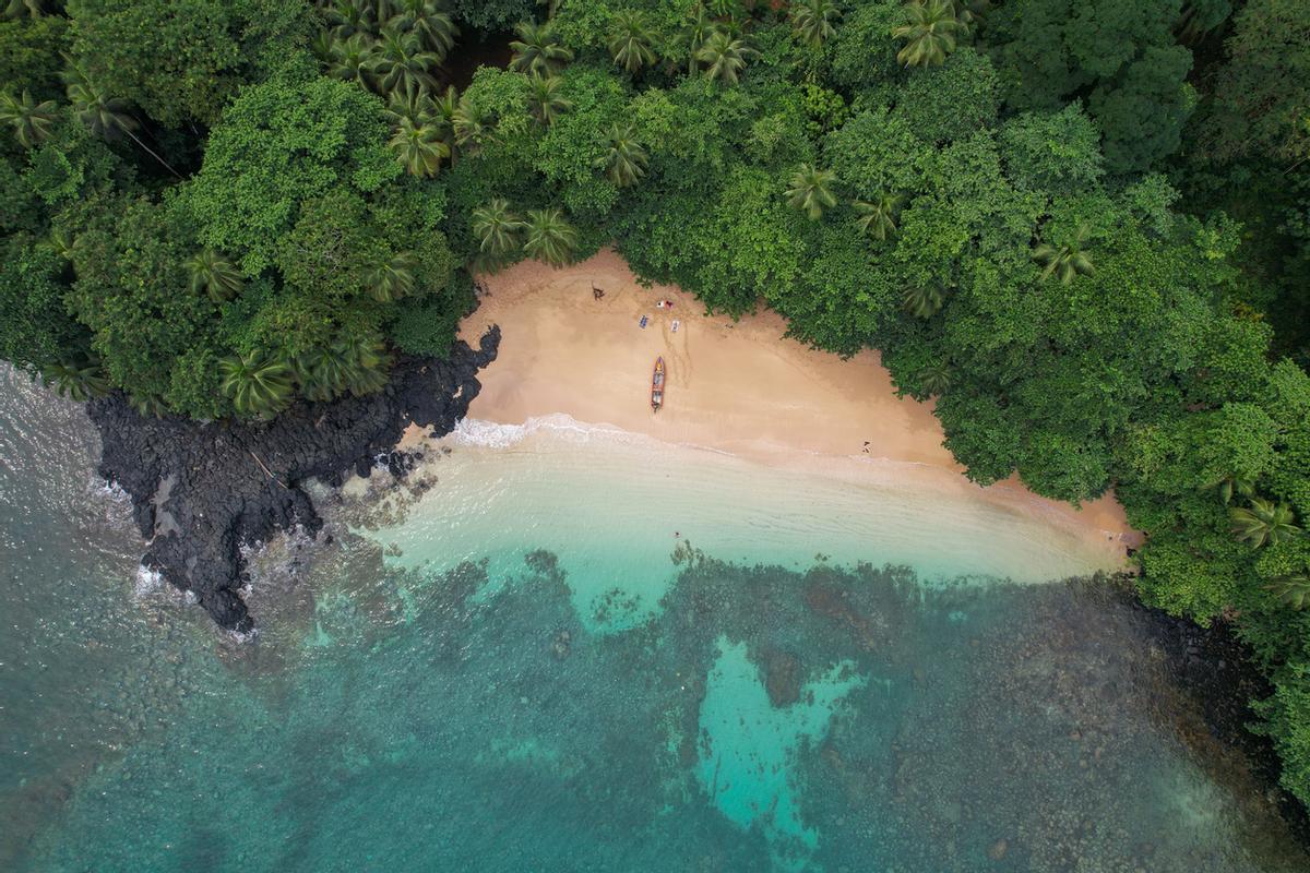 La Praia Margarida Esta playa representa la esencia salvaje de Príncipe, un destino reconocido como Reserva de la Biosfera por la UNESCO, donde la jungla llega hasta el mar.