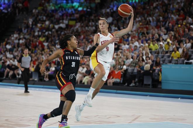 La jugadora española Queralt Casas con el balón ante la jugadora de Bélgica Maxuella Lisowa durante el partido de cuartos de final de baloncesto femenino de los Juegos Olímpicos de París 2024 que España disputa contra Bélgica este miércoles en el Bercy Arena de la capital francesa.