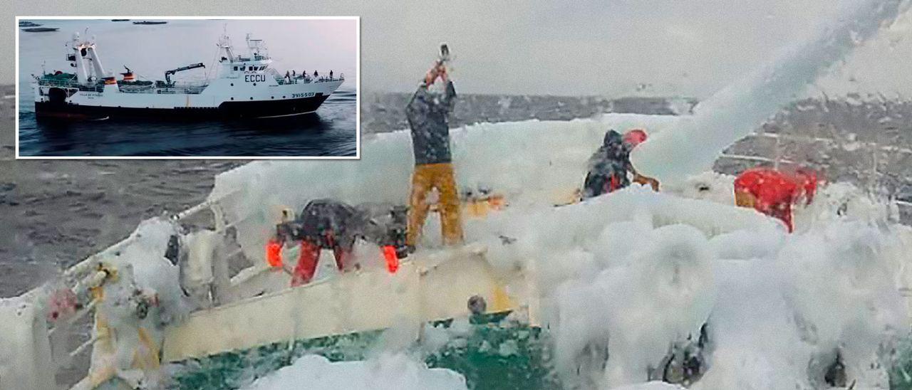 Tripulación del “Villa de Pitanxo” picando hielo en la proa del pesquero. En el recuadro, la embarcación naufragada.