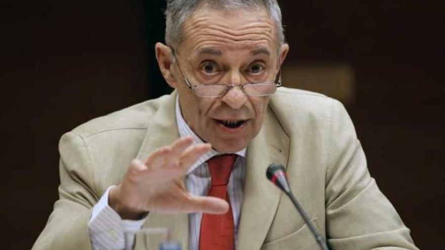 El expresidente de la CNMV Julio Segura, ayer, en las Cortes Valencianas.