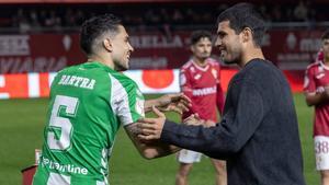 Carlos Alcaraz saluda a Marc Bartra en la previa del Murcia-Betis