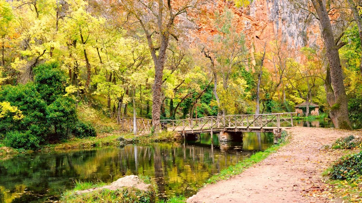 El pueblo de Zaragoza que te maravilla con su gruta y una bonita cascada