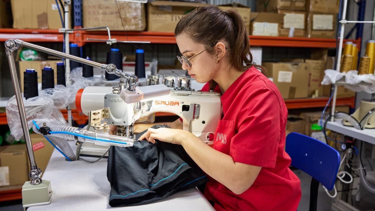 Una trabajadora de Lurbel creando uno de sus productos