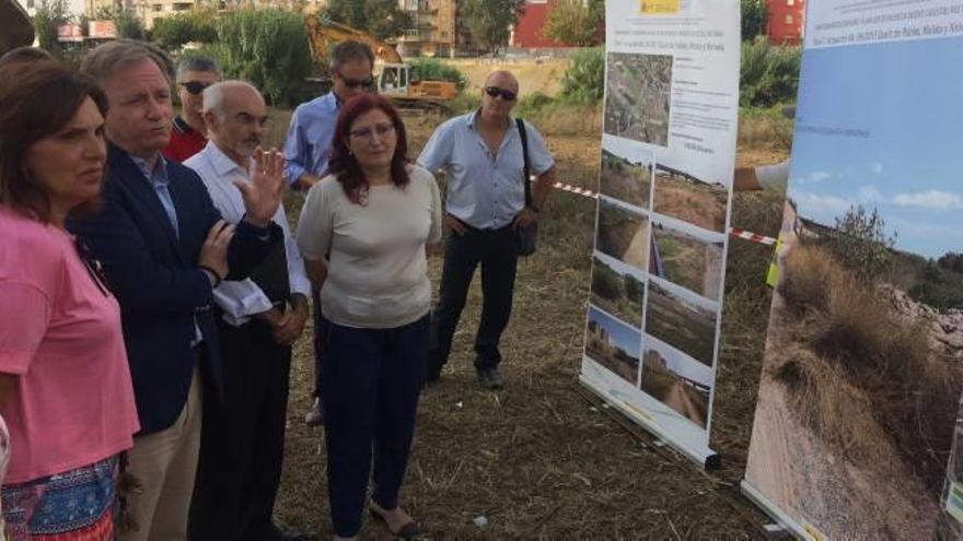 El delegado del Gobierno, junto a los representantes municipales, ayer en el cauce del río.