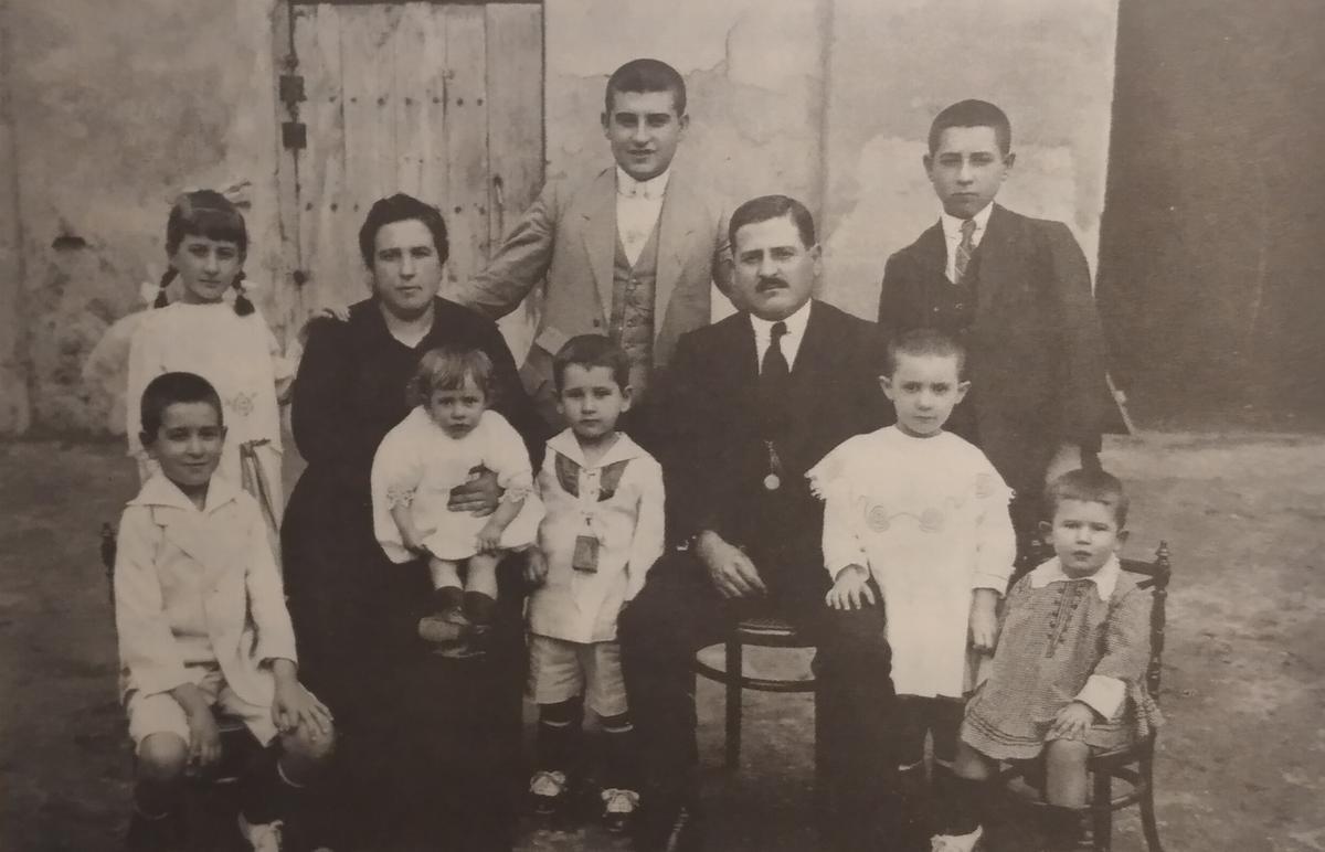 María Periago Ferra y Juan Francisco Pérez Navarro con sus ocho hijos, Antonio, José, Juana, Ezequiel, Teresa, Jesús, Juan y Pío (médico y primer especialista en otorrinolaringología en Lorca).