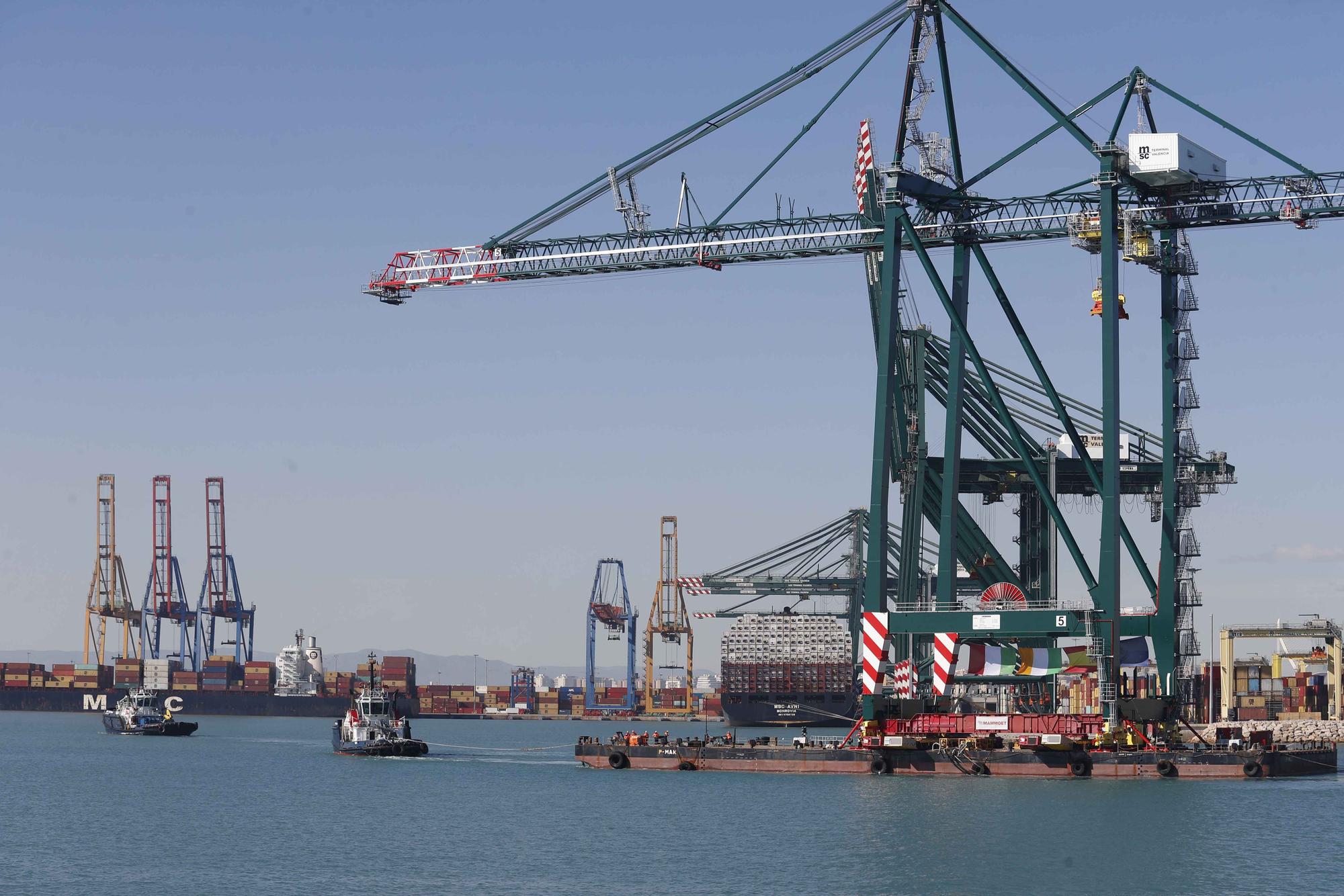 Espectacular traslado por mar de una nueva grúa en el Puerto de València