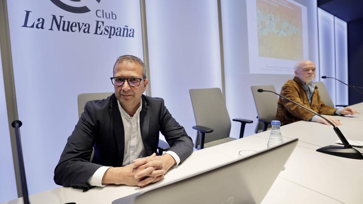 Fernando Rubiera, en primer término, y el arquitecto Víctor García Oviedo, presentador del acto.