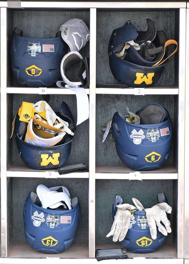 Vista general de los cascos de bateo de los Michigan Wolverines en un estante para casco, antes del juego dos de la Serie Mundial Universitaria contra los Commodores Vanderbilt en el TD Ameritrade Park Omaha en Omaha, Nebraska.