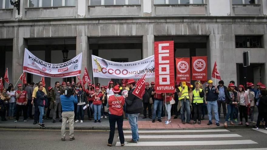 Paros en Correos con protesta ante la Delegación del Gobierno