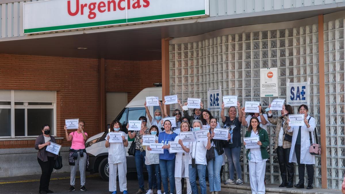 Concentración de trabajadoras de Urgencias, este lunes, en el Perpetuo Socorro.