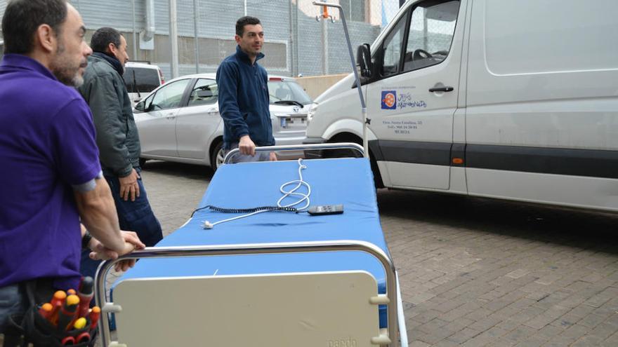 Hospital La Vega dona 5 camas articuladas a Jesús Abandonado