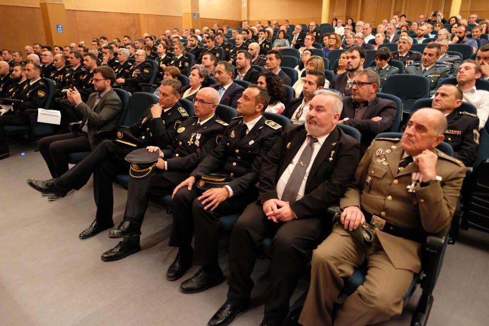 El oficial Lucas Marín Navarro y los agentes Carlos Seva Cortés y Antonio Murcia García reciben la Cruz al Mérito Policial con Distintivo Blanco