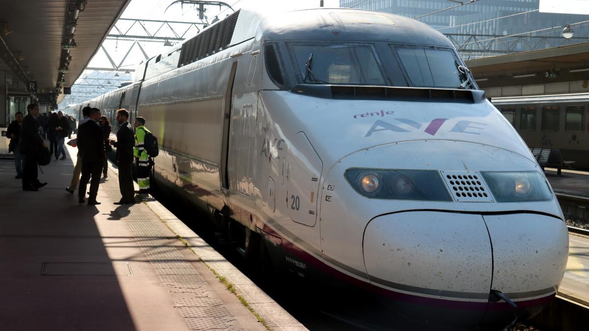 Un tren d&#039;AVE de Renfe a l&#039;estació de Lió a França