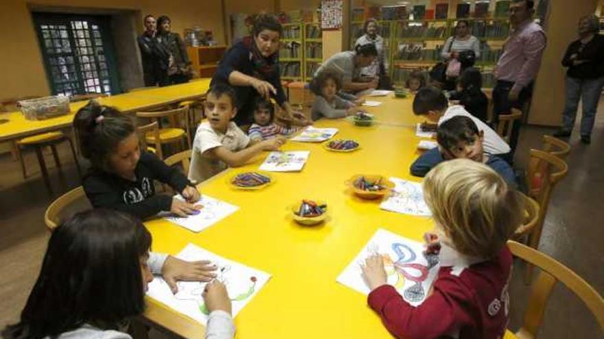 Taller infantil en la Central para celebrar el Día Internacional de la Biblioteca.  // Ricardo Grobas