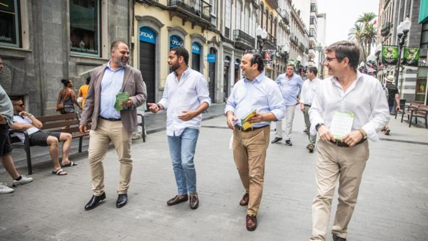 Yeray Antonio Suárez, Ignacio Garriga, Alberto Rodríguez y Nicasio Galván, en la calle Triana | | LP/DLP