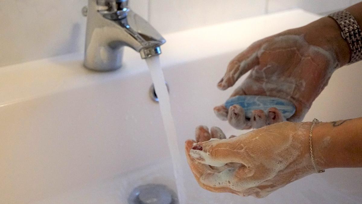 Los expertos recomiendan cerrar el grifo mientras se lava las manos.