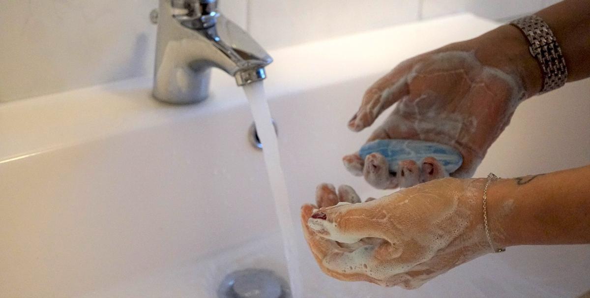 Expertos recomiendan cerrar el grifo mientras se lava las manos.