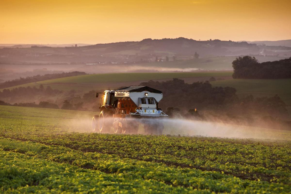 La fertilización de los campos daña el entorno natural y emite CO2