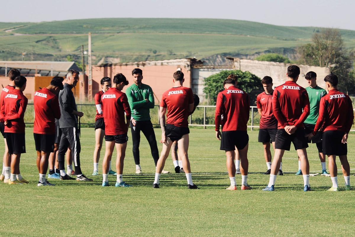 Gaspar Gálvez da instrucciones en un entrenamiento.