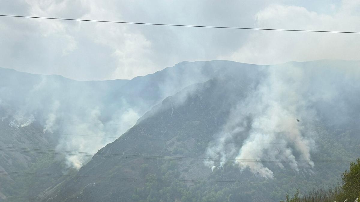 EN IMÁGENES: Sigue activo el incendio en Millara, parroquia de Salas