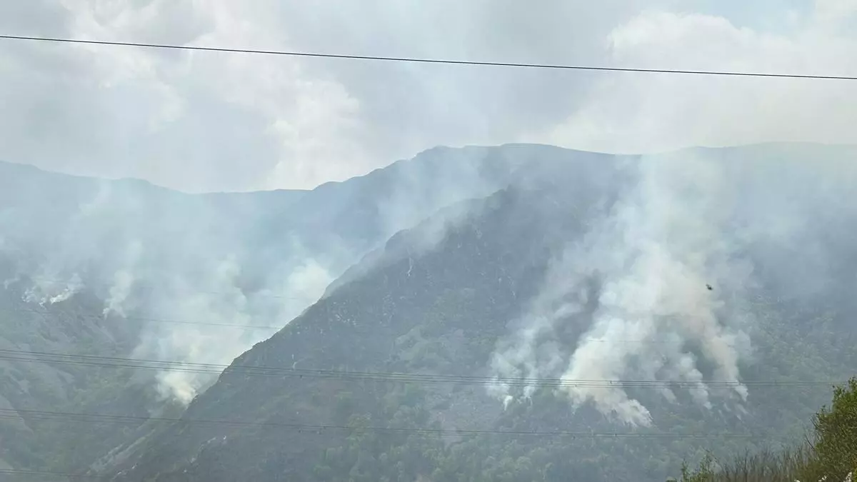 El concejo de Salas, afectado por los fuegos que azotan Asturias, con un foco activo en la parroquia de Millara